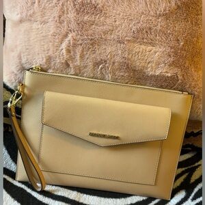 Michael Kors Tan Jet Set Large Flat Pocket Wristlet LIKE NEW
